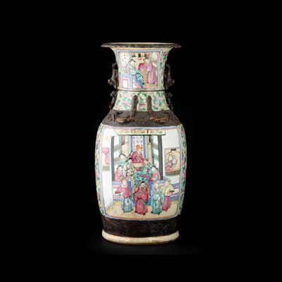Vaso in Porcellana Famiglia Rosa con Decoro Policromo Raffigurante Scena di Corte, Cina, XX Secol...