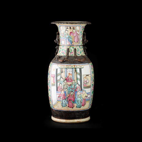 Vaso in porcellana Famiglia Rosa con decoro policromo raffigurante scena di corte, Cina, XX secolo