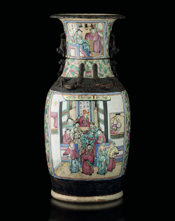 Vaso in porcellana Famiglia Rosa con decoro policromo raffigurante scena di corte, Cina, XX secolo