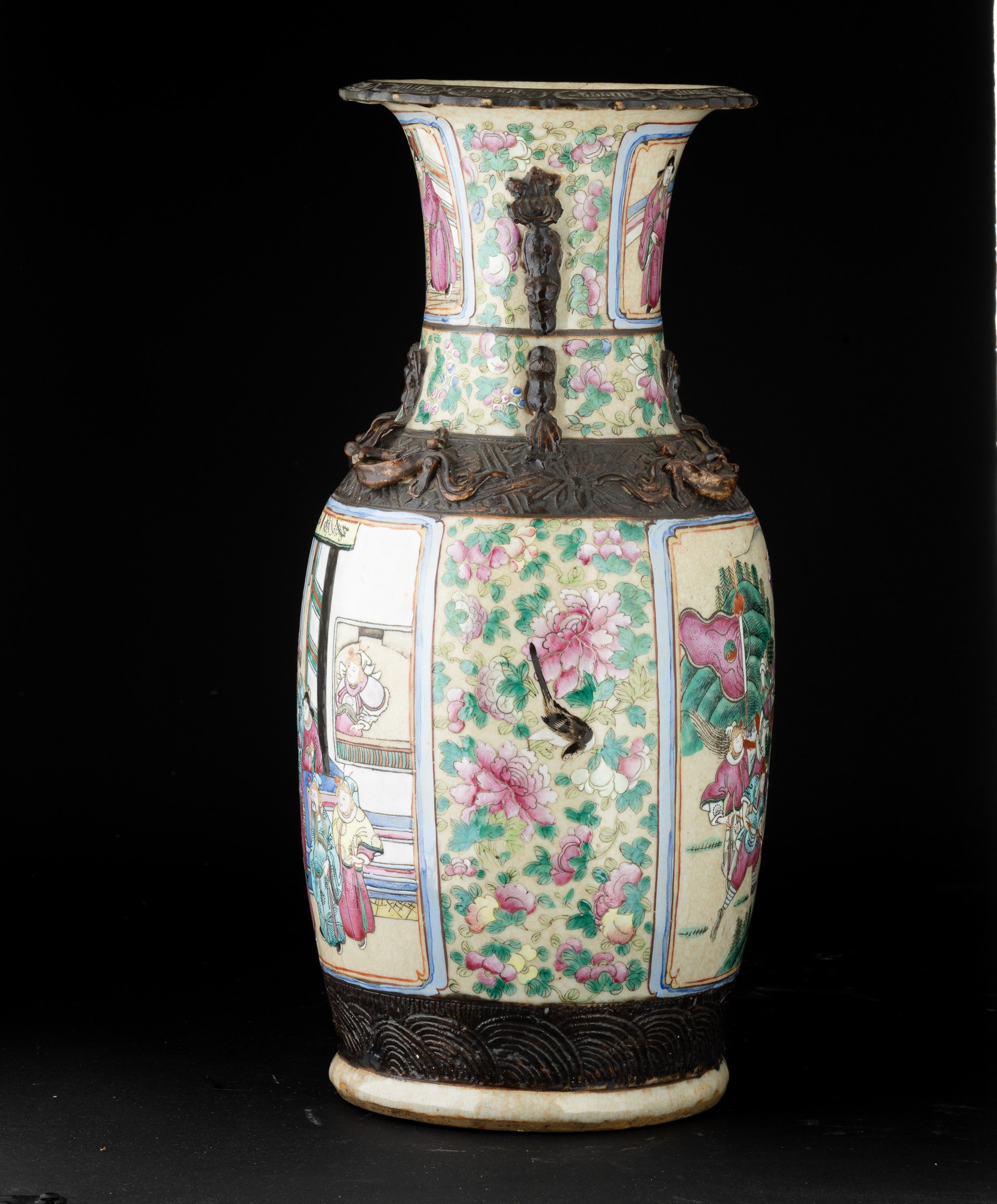 Vaso in porcellana, Famiglia Rosa, decoro policromo con scena di corte, Cina, XX secolo