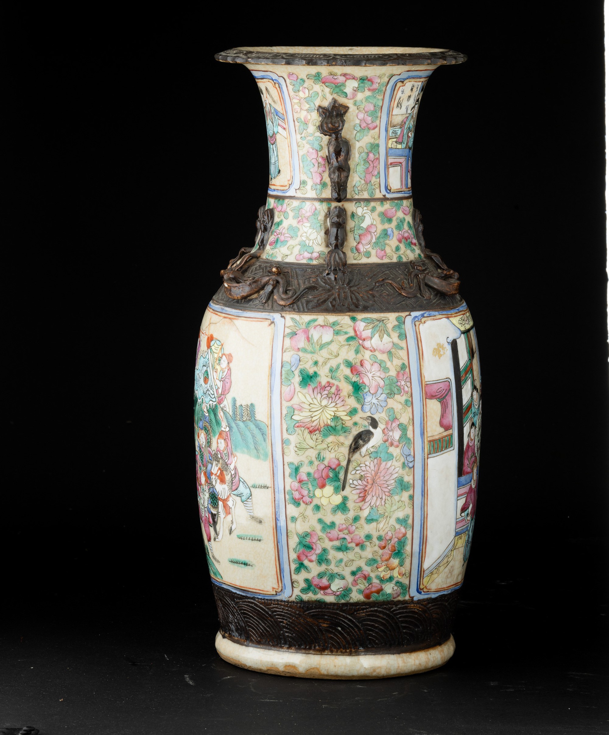 Vaso in porcellana, Famiglia Rosa, decoro policromo con scena di corte, Cina, XX secolo