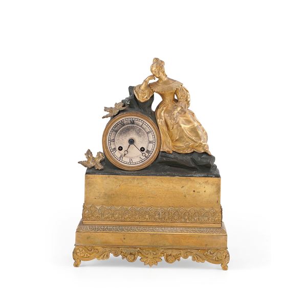 Pendola da tavolo in metallo dorato. XIX-XX secolo