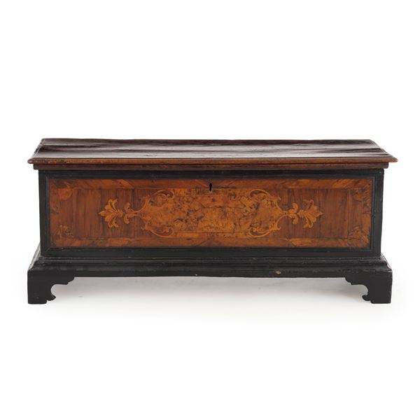 Cassapanca in noce e radica di noce, Veneto, XVIII secolo