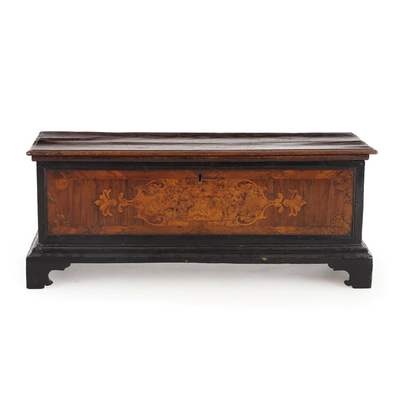 Cassapanca in noce e radica di noce, Veneto, XVIII secolo  - Auction Antiques - Cambi Casa d'Aste