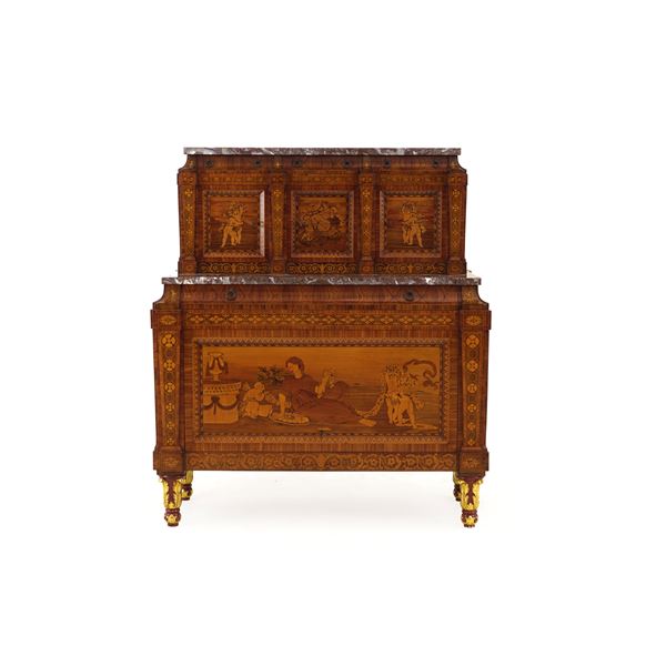 Cassettone con alzata in legno lastronato e intarsiato. XX secolo