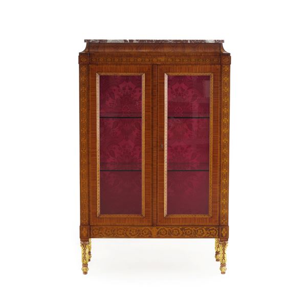 Vetrina lastronata in bois de rose e intarsiata in legno d'acero. XX secolo