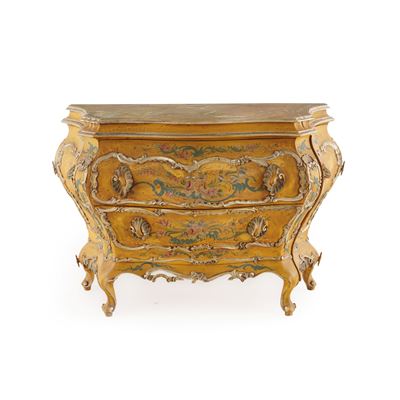 Cassettone in Legno Intagliato e Laccato. XX Secolo