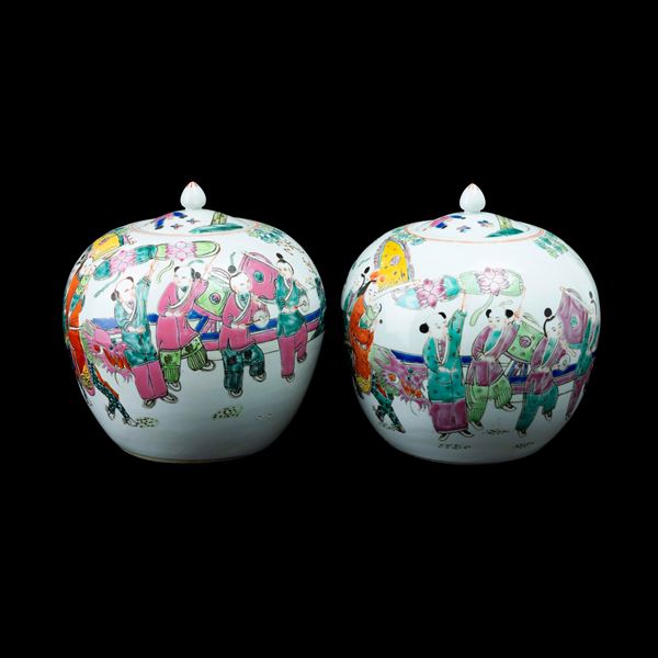Coppia di vasi con coperchio in porcellana Famiglia Rosa raffigurante scena di vita comune, Cina, Dinastia Qing, XX secolo