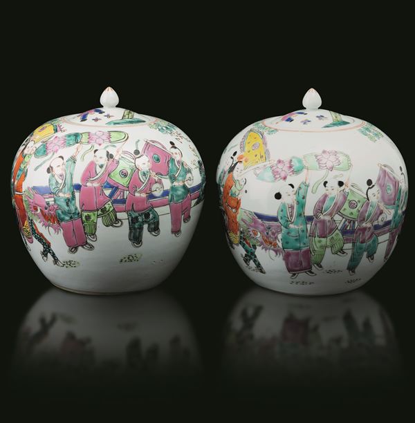 Coppia di vasi con coperchio in porcellana Famiglia Rosa raffigurante scena di vita comune, Cina, Dinastia Qing, XX secolo