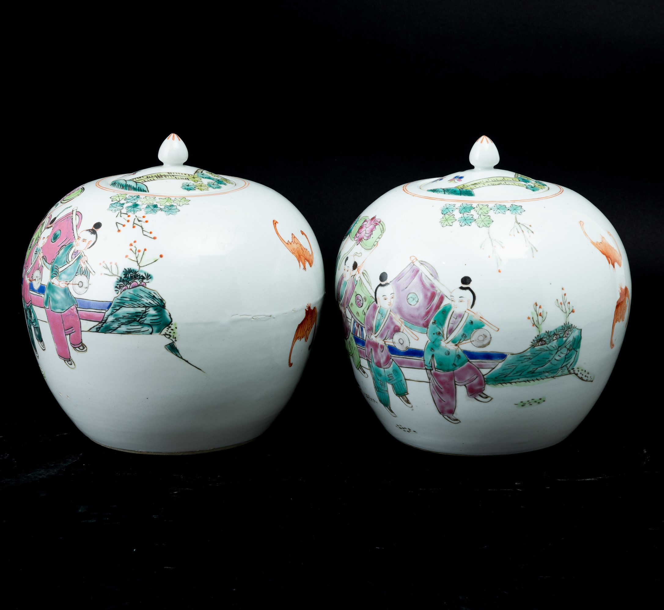 Coppia di Vasi con Coperchio in Porcellana Famiglia Rosa Raffigurante Scena di Vita Comune, Cina,...
