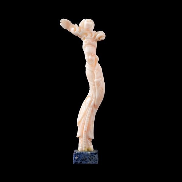 Figura scolpita in corallo rosa raffigurante fanciulla, Cina, Dinastia Qing, XIX secolo