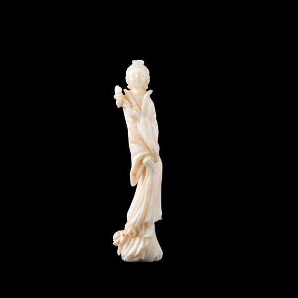 Figura in corallo rosa raffigurante Guanyin con fiore, Cina, Dinastia Qing, XIX secolo