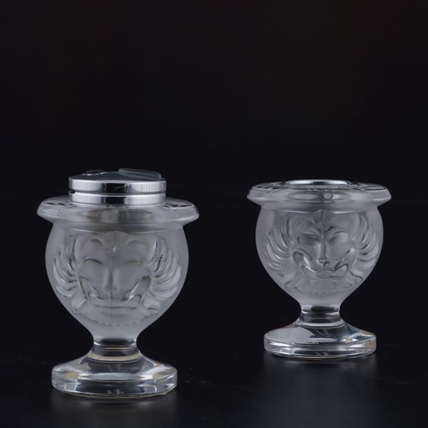 Due accendini da tavolo Tete de Lion. Lalique, Francia, XX secolo