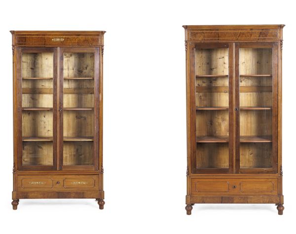 Coppia di vetrine in legno intagliato. Francia, XIX-XX secolo