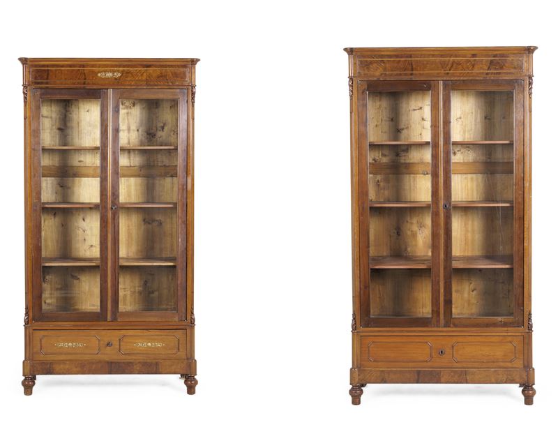 Coppia di vetrine in legno intagliato. Francia, XIX-XX secolo  - Asta Dimore Italiane - Cambi Casa d'Aste