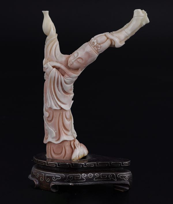 Figura di Guanyin scolpita in corallo rosa. Cina, Dinastia Qing, XIX secolo
