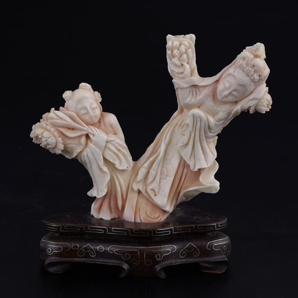 Figura scolpita in corallo rosa. Cina, Dinastia Qing, XIX secolo