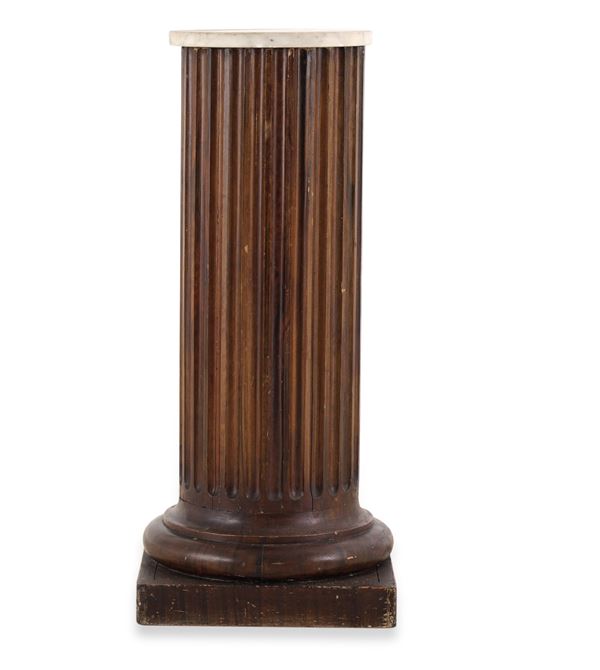 Mezza colonna in legno intagliato, XX secolo