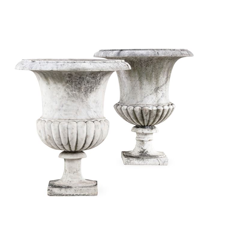 Coppia di vasi tipo "Medici" in marmo. XIX-XX secolo  - Auction Italian Residences - Cambi Casa d'Aste