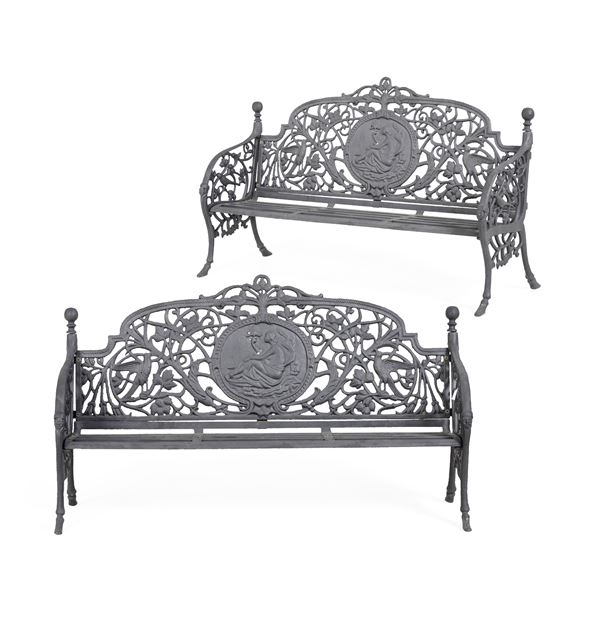 Coppia di panche da giardino in ghisa. XX secolo
