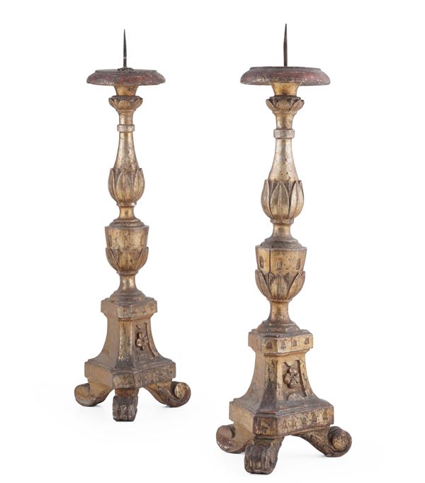 Coppia di porta ceri in legno intagliato e dorato. XVIII-XIX secolo