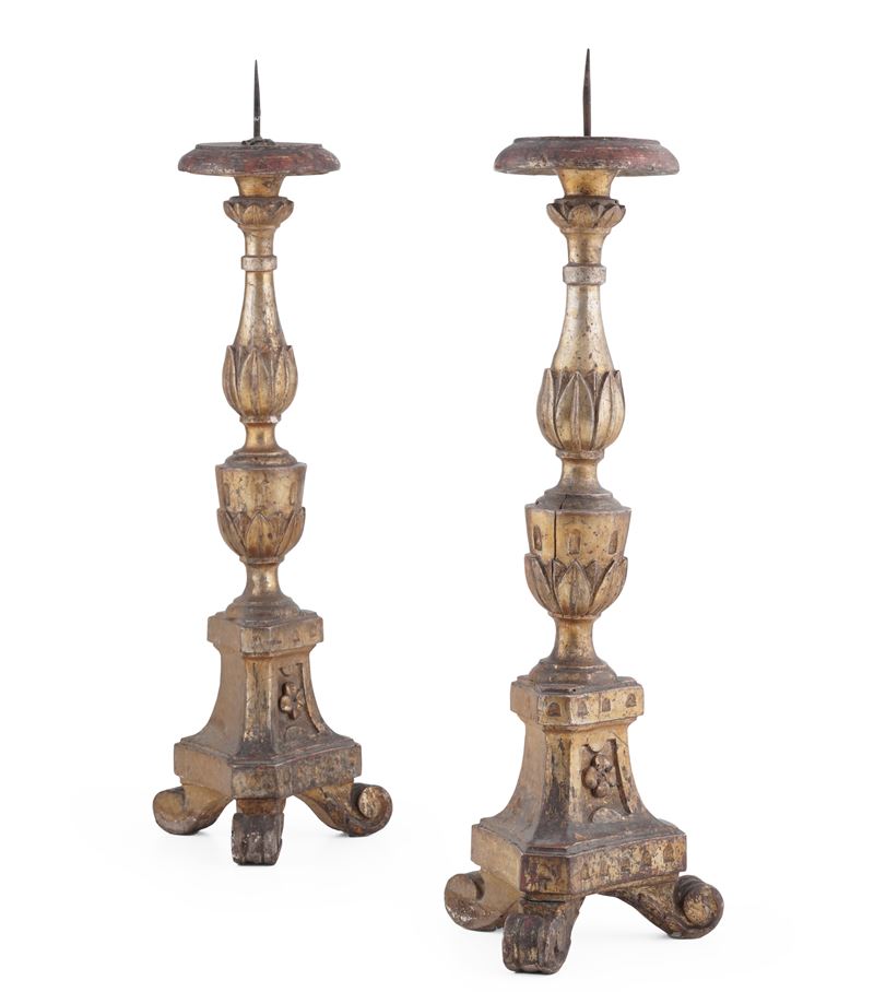 Coppia di porta ceri in legno intagliato e dorato. XVIII-XIX secolo  - Auction Italian Residences - Cambi Casa d'Aste