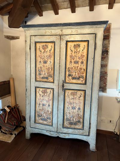 Armadio a Due Ante in Legno Laccato. XIX Secolo