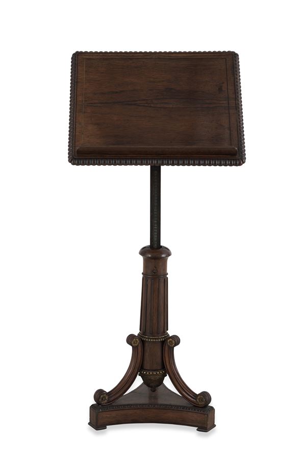 Leggio in legno intagliato. XIX-XX secolo