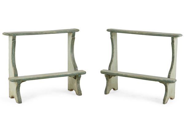 Due inginocchiatoi in legno intagliato e laccato. XVIII-XIX secolo