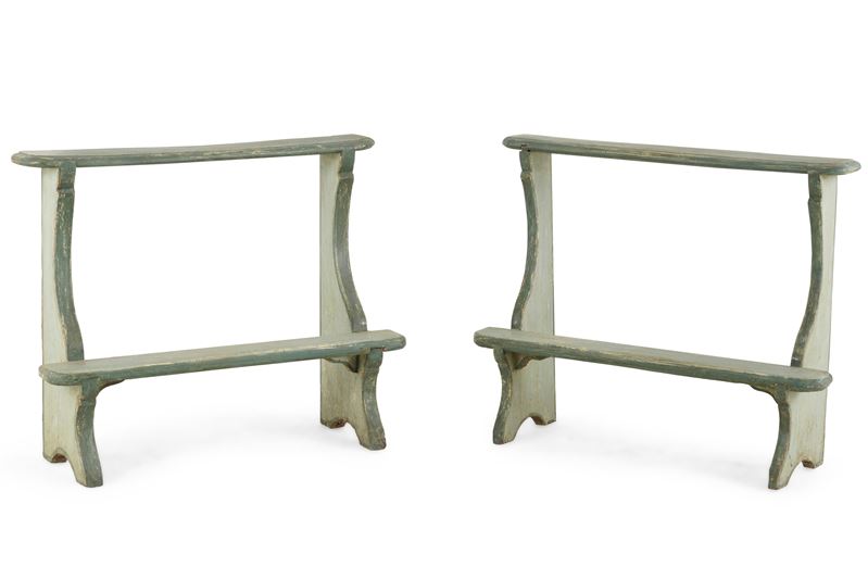 Due inginocchiatoi in legno intagliato e laccato. XVIII-XIX secolo  - Asta Dimore Italiane - Cambi Casa d'Aste
