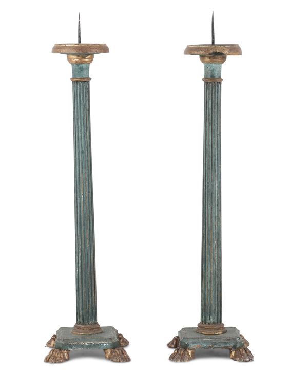 Coppia di torciere in legno intagliato. XIX secolo