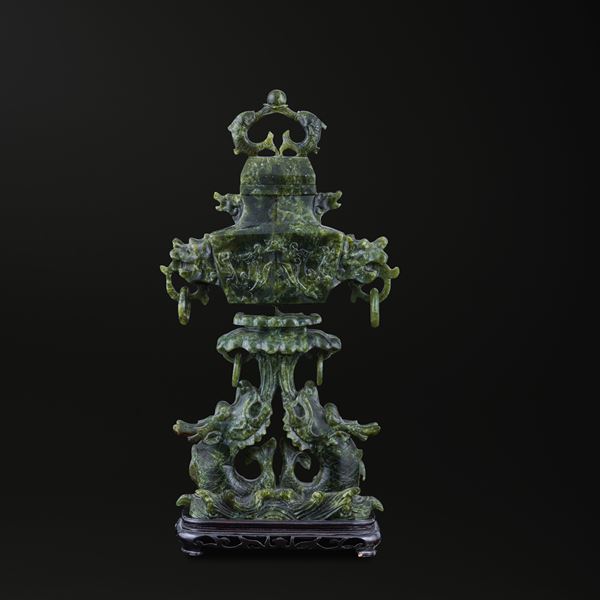 Vaso scolpito in giada verde spinacio. Cina, Dinastia Qing, XIX secolo