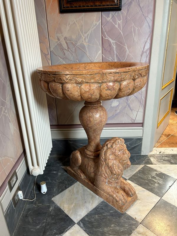 Coppia di acquasantiere in marmo rosso di Verona. XX secolo