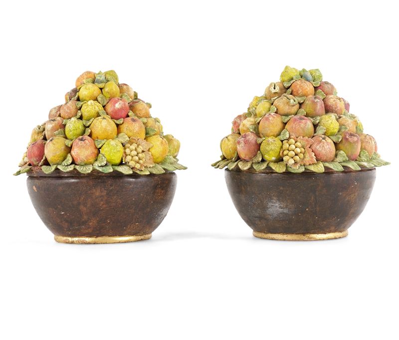 Due centrotavola con cesto di frutta. XX secolo  - Asta Dimore Italiane - Cambi Casa d'Aste