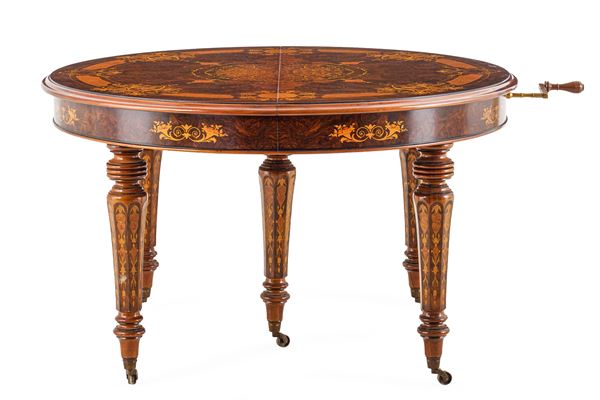 Tavolo allungabile lastronato in radica, filettato e intarsiato. XIX-XX secolo