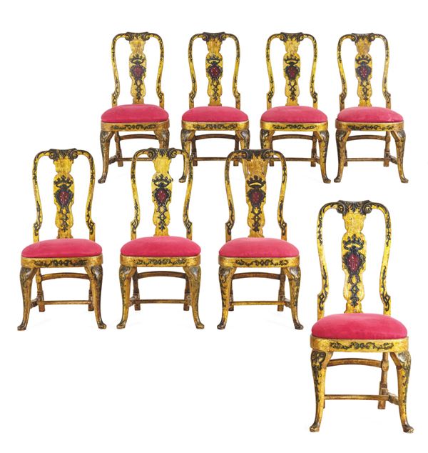 Gruppo di otto sedie in legno intagliato e laccato. XVIII secolo