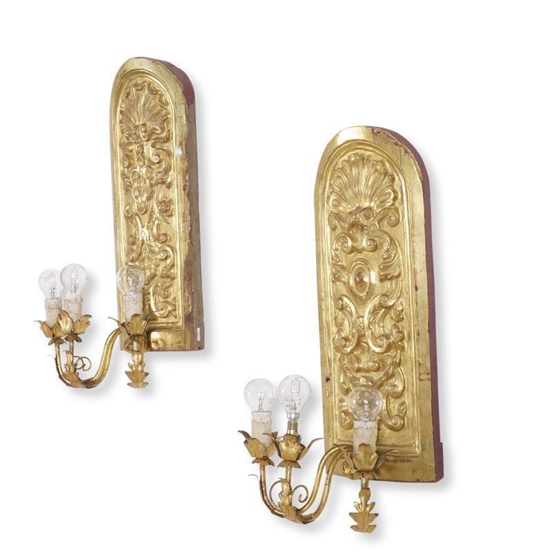 Coppia di appliques in legno intagliato e dorato. XIX secolo  - Asta Dimore Italiane - Cambi Casa d'Aste
