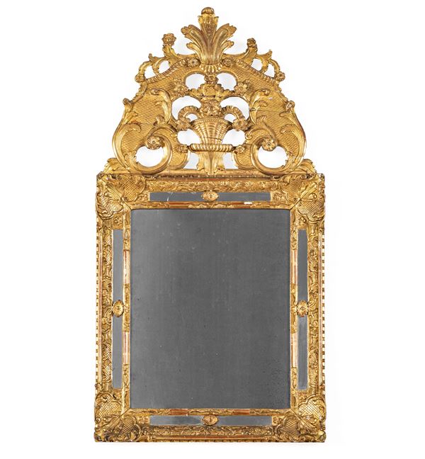 Specchiera in legno intagliato e dorato. XIX-XX secolo