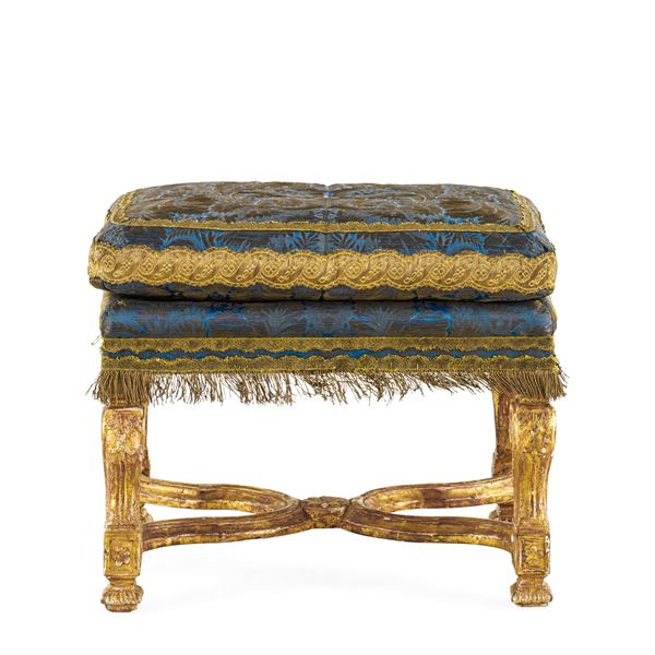 Panchetto in legno intagliato e dorato. Francia, XIX-XX secolo