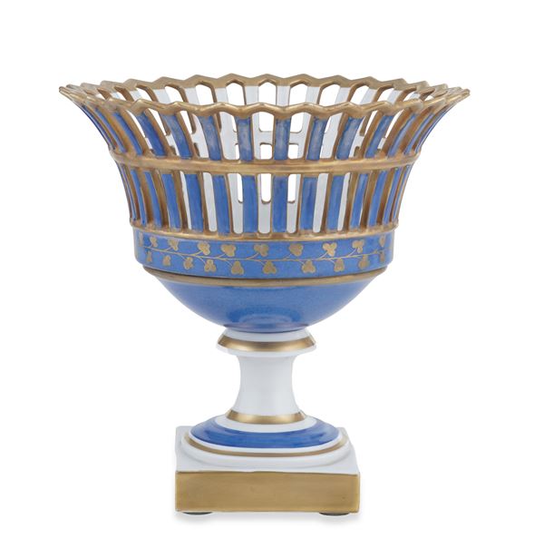 Alzata traforata. Francia, Manifattura di Limoges, XX secolo.