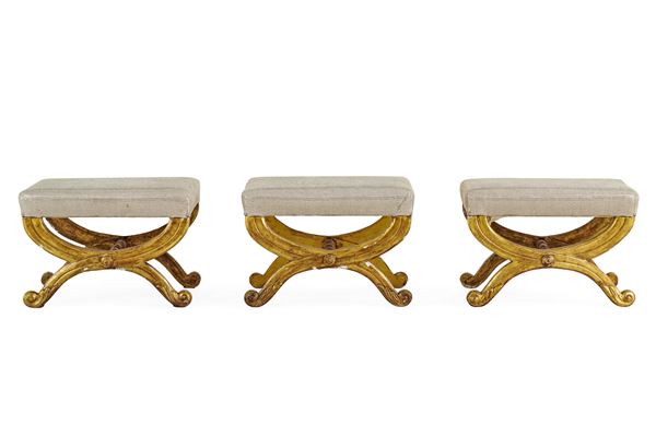 Tre sgabelli a X in legno intagliato e dorato. XIX-XX secolo