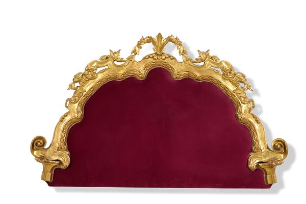 Testiera in legno intagliato e dorato, elementi antichi