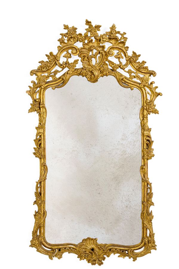 Specchiera in legno riccamente intagliato e dorato. Francia, fine XVIII secolo