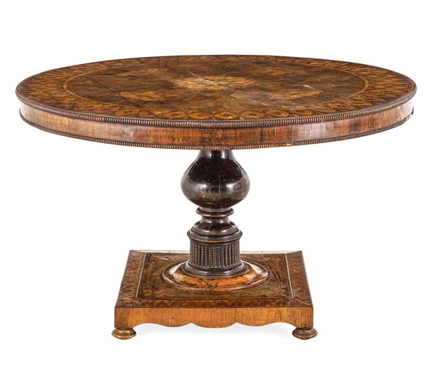 Tavolo lastronato in noce, intarsiato e filettato. XIX-XX secolo