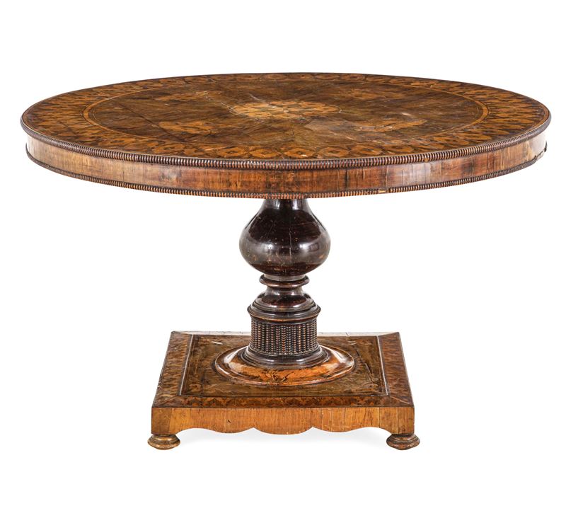 Tavolo lastronato in noce, intarsiato e filettato. XIX-XX secolo  - Asta Dimore Italiane - Cambi Casa d'Aste