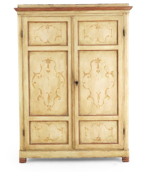 Armadio in legno dipinto, elementi antichi