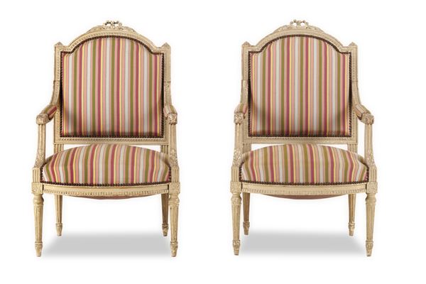 Coppia di poltrone Luigi XVI in legno intagliato e laccato. XX secolo