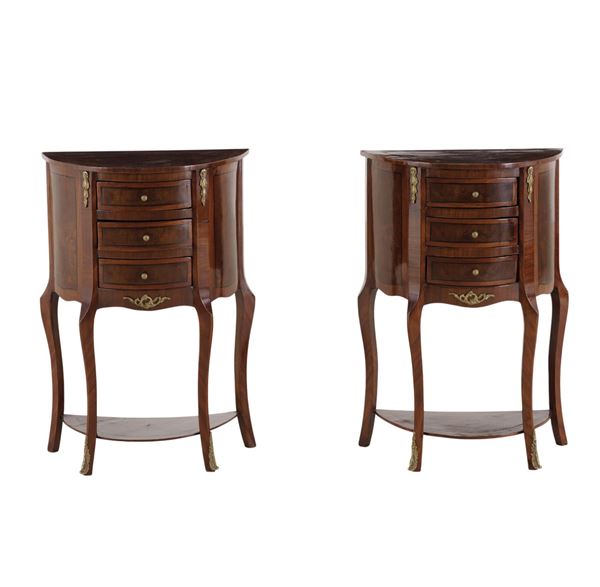 Coppia di comodini a mezzaluna lastronati e filettati. XX secolo