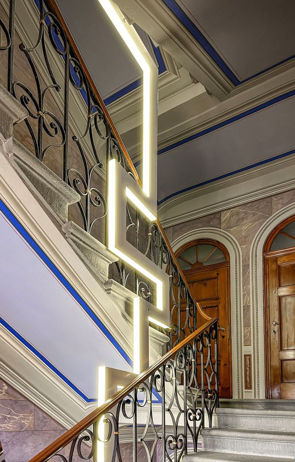 Importante lampada modello Greca. Italia, 2012 ca.