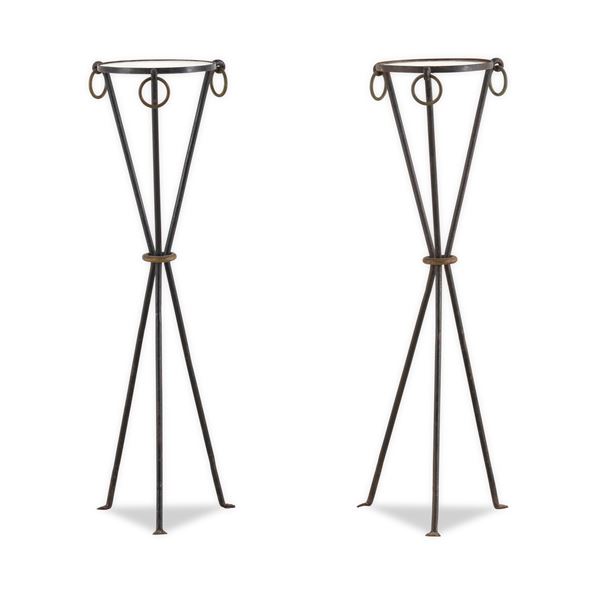 Coppia di gueridons in ferro battuto. XX secolo